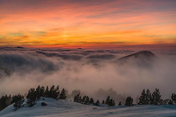 Coucher de soleil dans le paysage hivernal